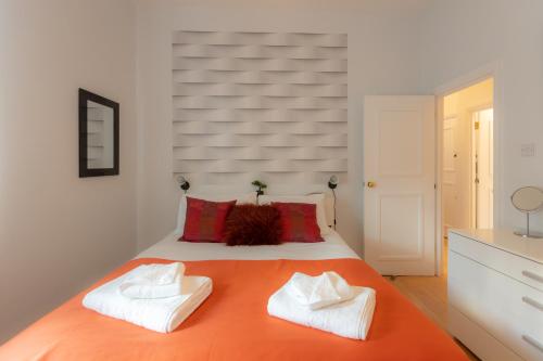 Un pat sau paturi într-o cameră la Experience Vibrant Covent Garden - The ZenScape by SmartStays