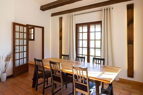 comedor con mesa de madera y sillas en Mas Provençal de 120m2 en Camargue, Avec Piscine et Parking inclus, Idéal pour des vacances, en Arles