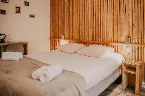 une chambre avec deux lits avec des serviettes dessus dans l'établissement La Verrerie, à Gaillac