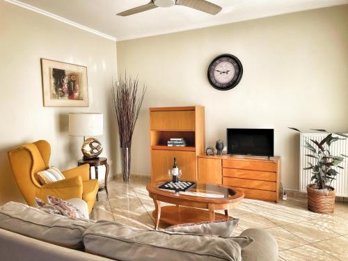 A television and/or entertainment centre at GardenBnB- apartment with garden & seaview