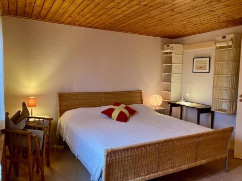 Una cama o camas en una habitación de Sagolikt läge med havsutsikt i Rörum på Österlen