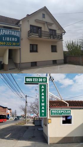 a street sign in front of a building at LIBERO APARTMANI in Surčin
