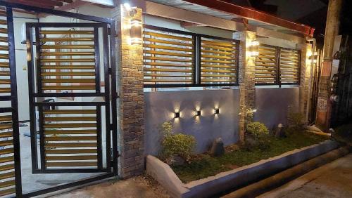 un edificio de ladrillo con ventanas con luces. en Studio Guest Suite Near The New EVRMC Hospital & San Juanico Bridge Tacloban City, Leyte, Philippines, en Tacloban