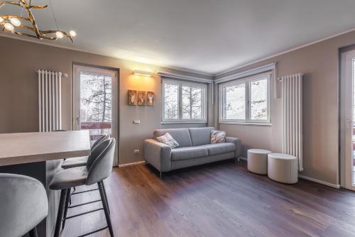una sala de estar con un sofá y una mesa en Chalet sulle piste a Cervinia con parcheggio, en Breuil