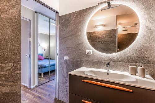un baño con lavabo y espejo en Chalet sulle piste a Cervinia con parcheggio, en Breuil