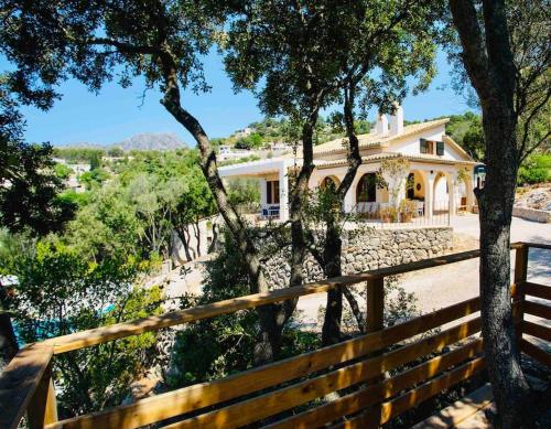 una casa con una valla delante de ella en Sa Garrigueta FH, stunning views, en Galilea