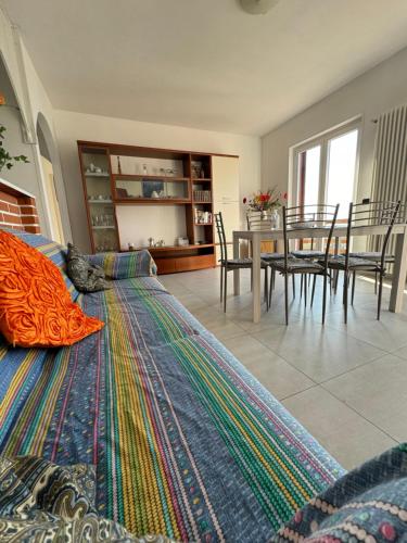 a living room with a bed and a dining room at Villa Bianca in Varenna