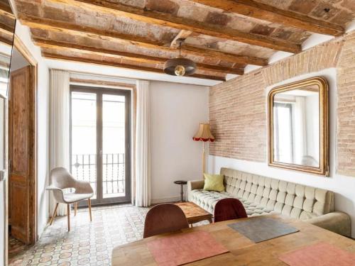 a living room with a couch and a mirror at Estancia Temporal en el Corazón de Barcelona in Barcelona