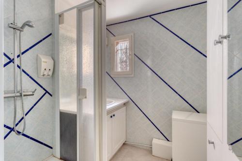 a bathroom with blue arrows painted on the walls at SmartStay - Hyeres villa vue mer in Hyères