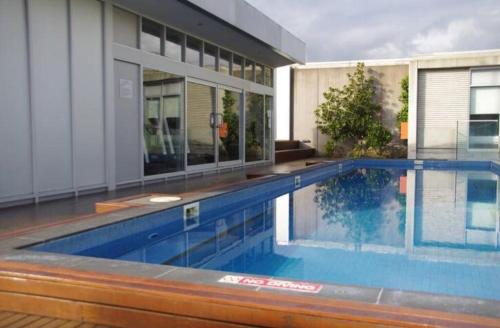 una piscina frente a una casa en East Melb 2bed parking pet friendly, en Melbourne