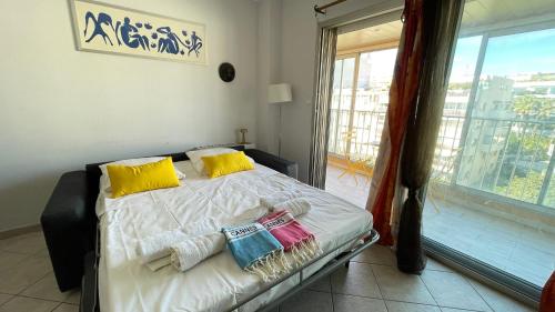 - une chambre avec un lit avec deux oreillers et une fenêtre dans l'établissement Cannes center - very practical - all comfort, à Cannes