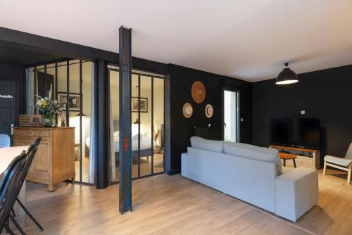 - un salon avec un canapé et une chambre dans l'établissement Le Riad du Tapis Vert - avec place de Parking, à Nancy