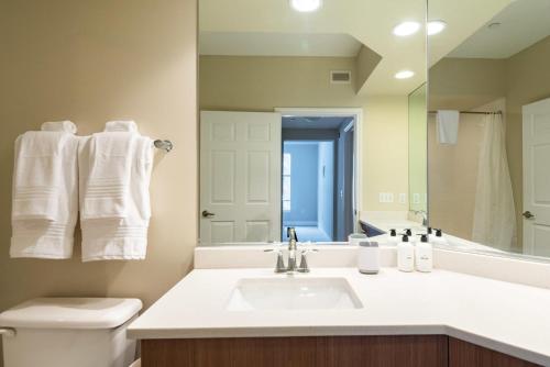 Blueground Waltham gym wd nr groceries BOS-1025 في والثام: حمام مع حوض ومرحاض ومرآة