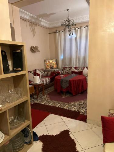 ein Wohnzimmer mit einem Sofa und einem Tisch in der Unterkunft Très belle appartement agadir in Agadir