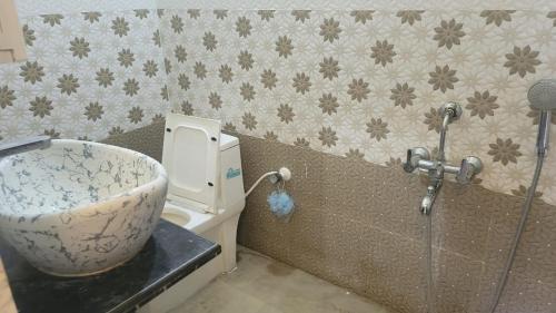 een badkamer met een toilet en een douche bij The Super Residency in New Delhi