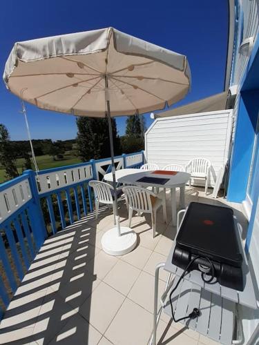 un patio avec une table et un parasol dans l'établissement 