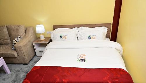 1 dormitorio con 1 cama y 1 sofá en THE PINGS BNB en Narok