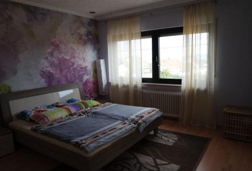 1 dormitorio con 1 cama frente a una ventana en Ferienwohnung Rübenach, en Coblenza