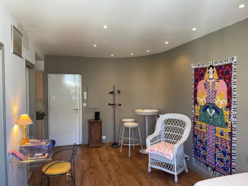 ein Wohnzimmer mit 2 Stühlen und einem Wandteppich in der Unterkunft Alexandre in Nizza