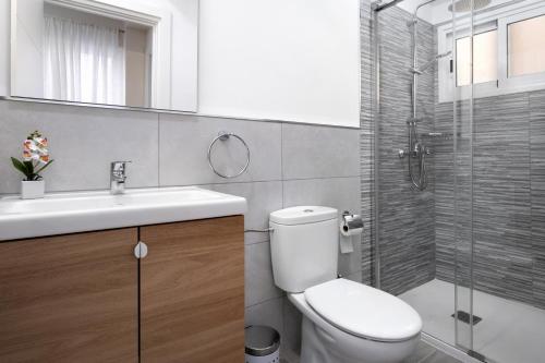 y baño con aseo, lavabo y ducha. en Apartamento en Casa telmo, en Santa Cruz de la Palma