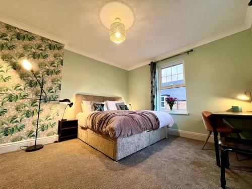 a bedroom with a bed and a desk and a window at The Lily•Central Beeston•Private Apartment•SmartTV•Free Wi-Fi•Tram• in Nottingham