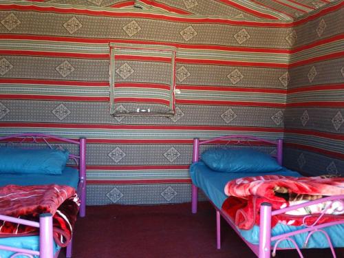 En eller flere senge i et værelse på Wadi rum view camp
