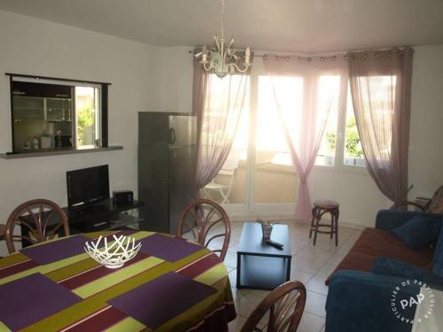 un salon avec une table de salle à manger et une cuisine dans l'établissement 80 m de la plage, à Fréjus