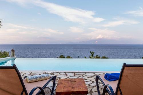 um pátio com vista para o oceano em Villa Ionia with pool and sea view em Gaios