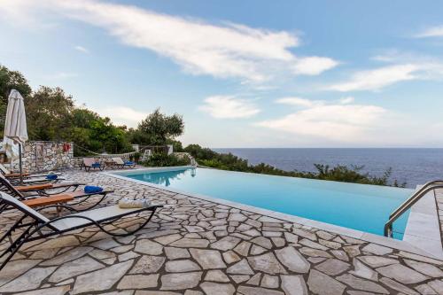 uma piscina com vista para o oceano em Villa Ionia with pool and sea view em Gaios