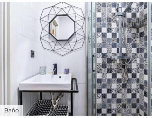 a bathroom with a sink and a shower with a mirror at Apartamento Mar in Aguadulce