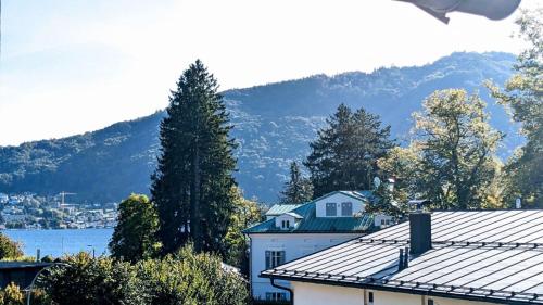 a white house with a mountain in the background at Ferienwohnung - Toscanapark in Gmunden
