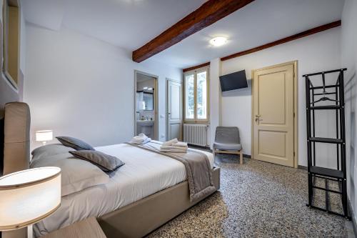 Giường trong phòng chung tại YID Agnolo three bedroom apartment in Florence