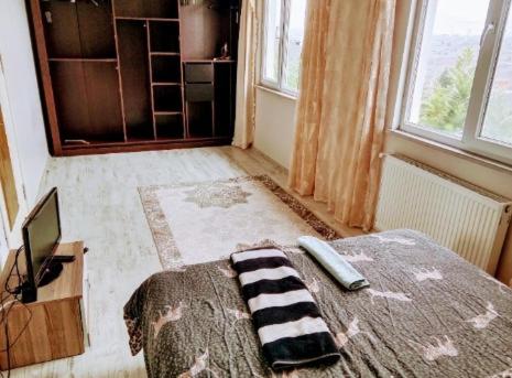 ein Schlafzimmer mit einem Bett in einem Zimmer mit einem Fenster in der Unterkunft Villa closest to Istanbul airport in Arnavutköy