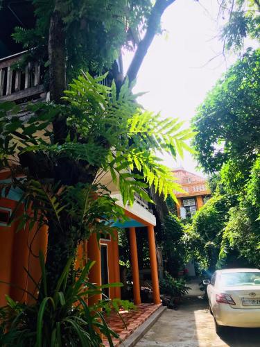 una casa con un coche aparcado delante de ella en Brightness Villa (Private Home Stay), en Phumĭ Poŭthĭ Mâ Srei
