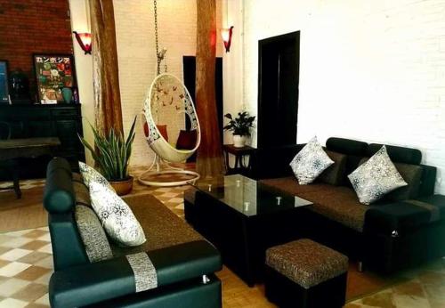 sala de estar con sofá y mesa en Brightness Villa (Private Home Stay), en Phumĭ Poŭthĭ Mâ Srei