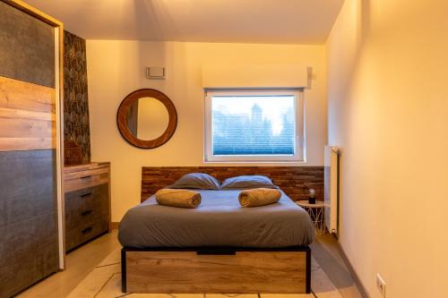 une petite chambre avec un lit et une fenêtre dans l'établissement La Plume Vue Lac 3 étoiles - Garage privé, Secteur recherché, Moderne & tout équipé, 6 personnes, à Annecy