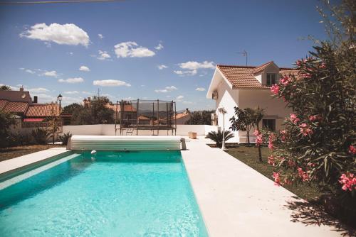 een zwembad in de achtertuin van een huis bij Casita Montoya in Alhaurín de la Torre