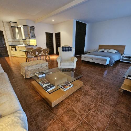 Apartamento Parque Gredos في آريناس دي سان بيدرو: غرفة معيشة كبيرة مع سرير وطاولة