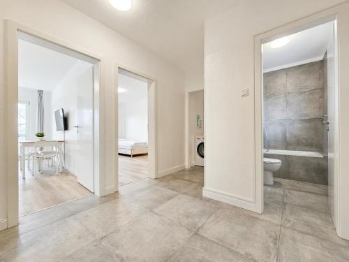 een witte badkamer met een toilet en een wastafel bij RAJ Living - 2 Zimmer Wohnungen mit Balkon - 25 Min zur Messe DUS in Heiligenhaus