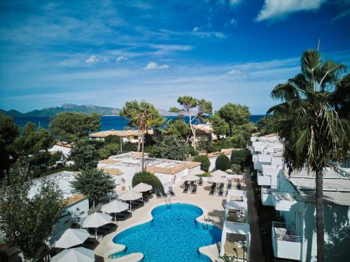 una vista aerea di un resort con piscina e ombrelloni di Prinsotel Mal Pas a Alcudia