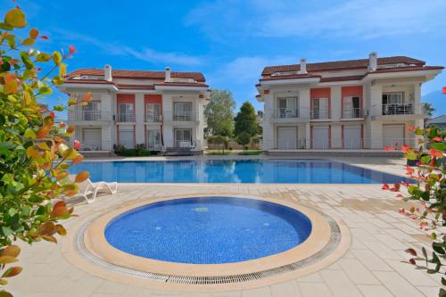 Bazén v ubytování Körfez Garden Apartments nebo v jeho okolí