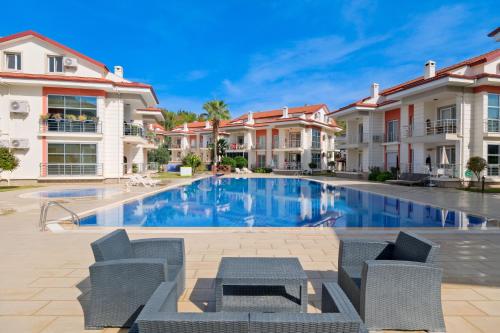 Bazén v ubytování Körfez Garden Apartments nebo v jeho okolí