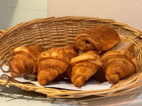 un cesto pieno di croissant su un tavolo di Le 2 by Hotel Akena - Nantes Beaujoire, Porte de Sainte Luce a Sainte-Luce-sur-Loire