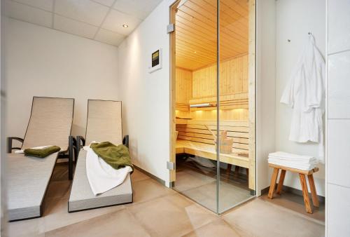 ein Ankleidezimmer mit 2 Stühlen und einem Spiegel in der Unterkunft Hotel Derichsweiler Hof in Nümbrecht