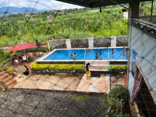 una vista sul tetto di una piscina con persone di Balay Jardin Murcia 