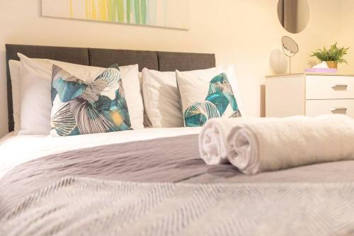 Postel nebo postele na pokoji v ubytování Chrome Homes - New 1 Bed City Centre Wi-Fi/SmartTV