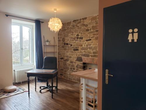 Cette chambre dispose d'un bureau, d'une chaise et d'une fenêtre. dans l'établissement Studio avec sauna, à Guéméné-sur-Scorff