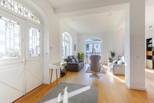 a living room with white walls and a white door at Villa de charme moderne avec piscine et vue mer in Nice