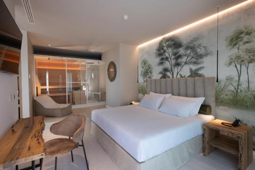 比比翁的住宿－Savoy Beach Hotel & Thermal Spa，卧室配有一张白色大床和一张书桌