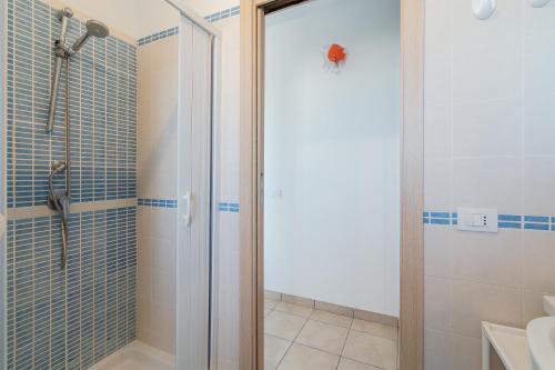 a shower with a glass door in a bathroom at Appartamento Giulietta in San Lorenzo